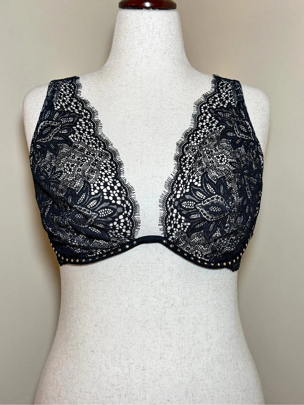 Victoria’s Secret Very Sexy Bra 36DDD Black Lace Unlined Plunge Studded